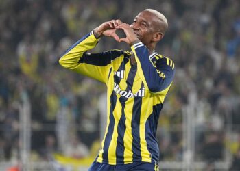 Anderson Talisca comemorando gol