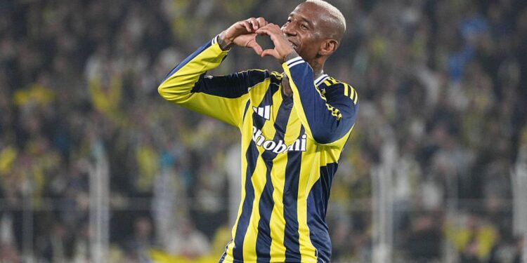 Anderson Talisca comemorando gol