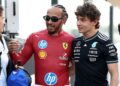 Antonelli ao lado de Hamilton, da Ferrari