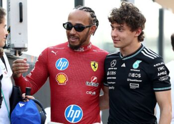 Antonelli ao lado de Hamilton, da Ferrari