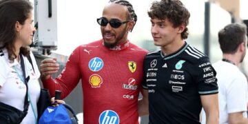 Antonelli ao lado de Hamilton, da Ferrari