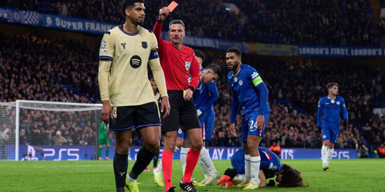 Ronald Araújo em lance da expulsão contra o Chelsea