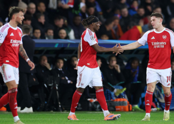 Jogadores do Arsenal comemorando gol