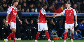 Jogadores do Arsenal comemorando gol