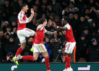 Jogadores do Arsenal comemorando gol contra o Crystal Palace