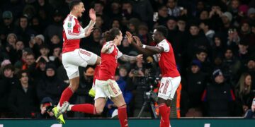 Jogadores do Arsenal comemorando gol contra o Crystal Palace