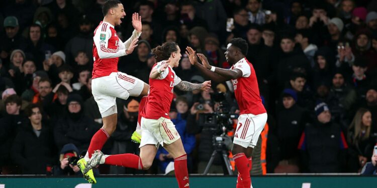 Jogadores do Arsenal comemorando gol contra o Crystal Palace