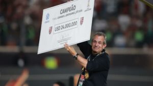 Presidente Bap com premiação da Libertadores