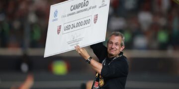 Presidente Bap com premiação da Libertadores