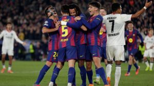 Jogadores do Barcelona comemorando gol