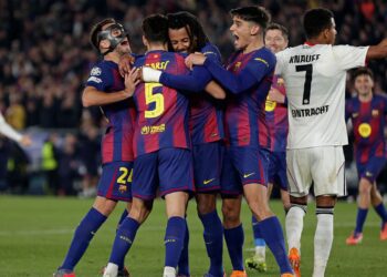 Jogadores do Barcelona comemorando gol