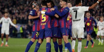 Jogadores do Barcelona comemorando gol