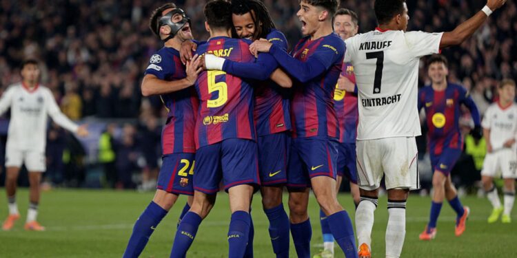 Jogadores do Barcelona comemorando gol