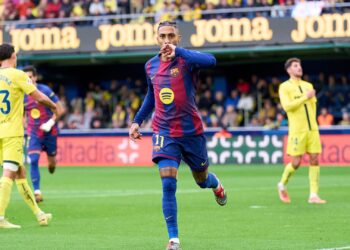 Raphinha comemorando gol pelo Barcelona