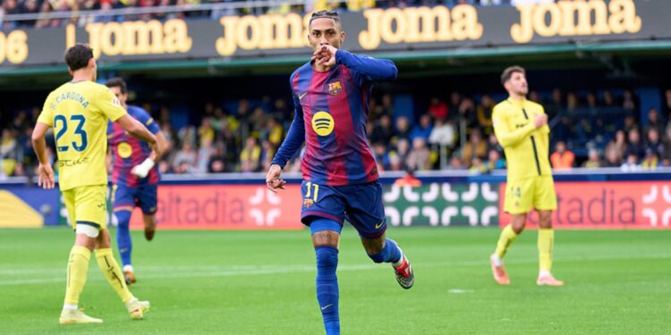 Raphinha comemorando gol pelo Barcelona