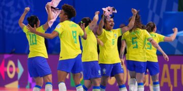 Jogadores do Brasil comemorando na final