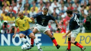 Lance do jogo entre Brasil e Escócia na Copa do Mundo de 1998