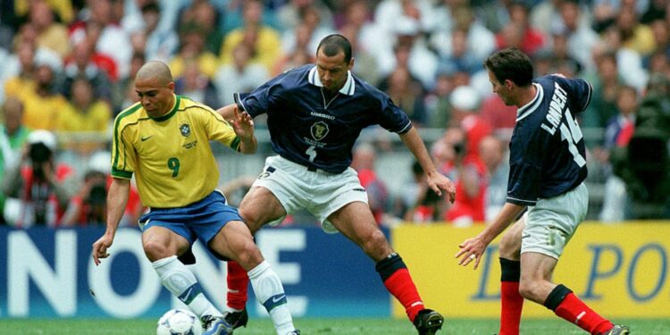 Lance do jogo entre Brasil e Escócia na Copa do Mundo de 1998