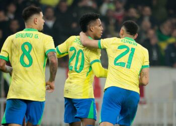 CBF: Jogadores do Brasil comemorando gol em amistoso