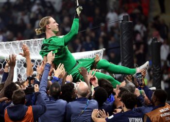 Safonov é comemorado por jogadores do PSG