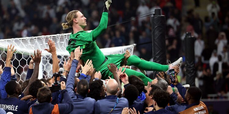 Safonov é comemorado por jogadores do PSG