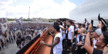 Jogadores do Corinthians em trio elétrico