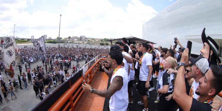 Jogadores do Corinthians em trio elétrico