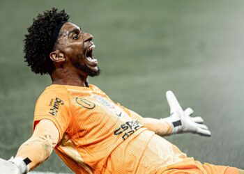 Hugo Souza comemorando classificação do Corinthians