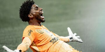 Hugo Souza comemorando classificação do Corinthians