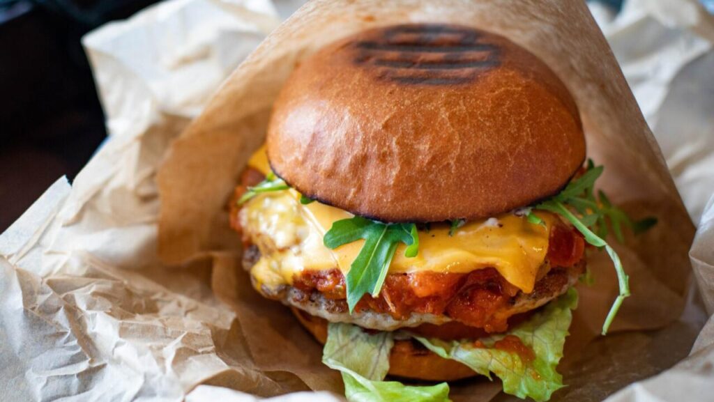 Como Lewis Hamilton investe sua fortuna em startups veganas