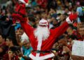 Torcedor do Flamengo fantasiado de Papai Noel em jogo da Série A de 2019