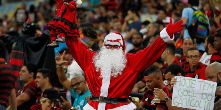 Torcedor do Flamengo fantasiado de Papai Noel em jogo da Série A de 2019