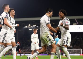 Ex-Palmeiras, Kevin comemora gol do Fulham com seus companheiros