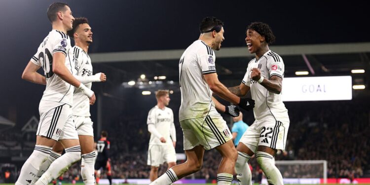 Ex-Palmeiras, Kevin comemora gol do Fulham com seus companheiros