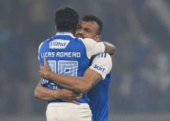 Fabrício Bruno e Lucas Romero se abraçando