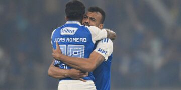 Fabrício Bruno e Lucas Romero se abraçando