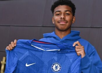 Isago Silva, filho de Thiago Silva, segurando camisa do Chelsea
