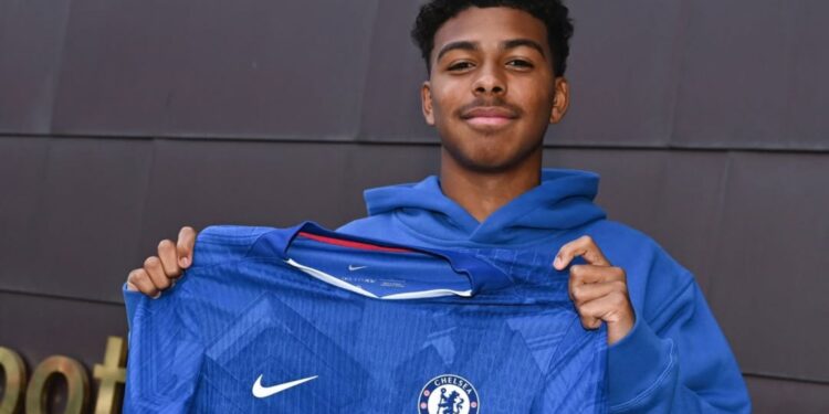 Isago Silva, filho de Thiago Silva, segurando camisa do Chelsea