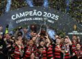 Jogadores do Flamengo levantando taça da Libertadores
