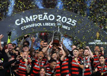 Jogadores do Flamengo levantando taça da Libertadores
