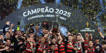 Jogadores do Flamengo levantando taça da Libertadores