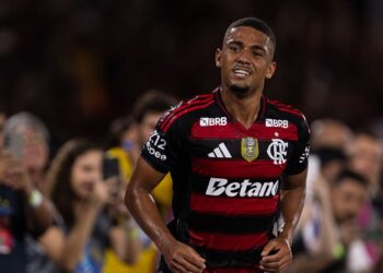 Samuel Lino comemorando gol do Flamengo sobre o Ceará