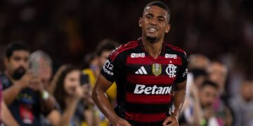 Samuel Lino comemorando gol do Flamengo sobre o Ceará