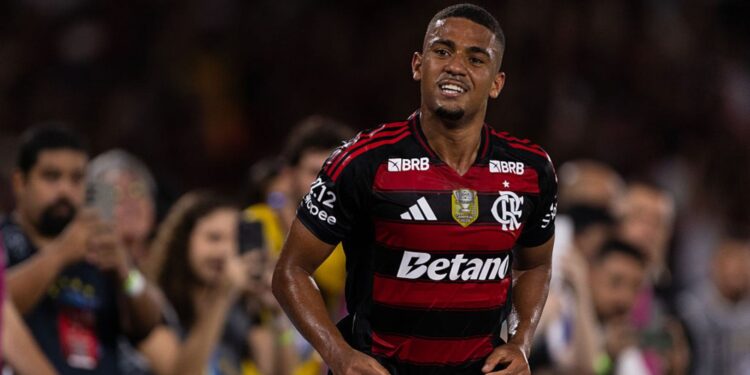 Samuel Lino comemorando gol do Flamengo sobre o Ceará
