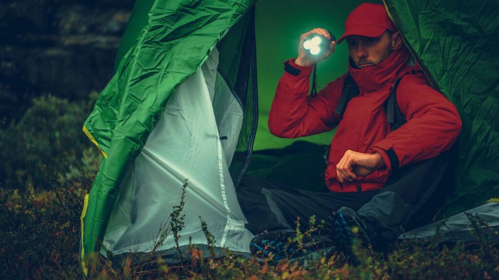 Equipamentos de iluminação que tornam trilhas e acampamentos mais seguros