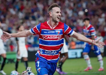 Pochettino comemorando gol pelo Fortaleza