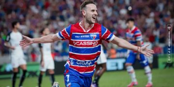 Pochettino comemorando gol pelo Fortaleza