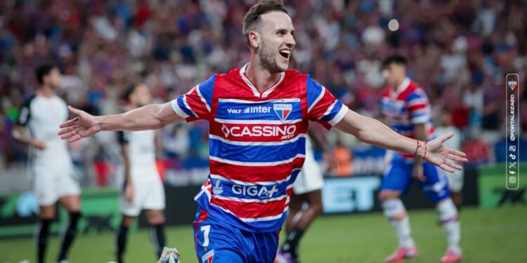 Pochettino comemorando gol pelo Fortaleza