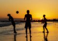 Esportes de praia perfeitos para curtir com a família nas férias