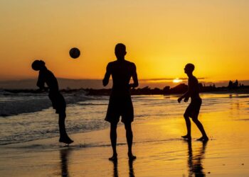 Esportes de praia perfeitos para curtir com a família nas férias